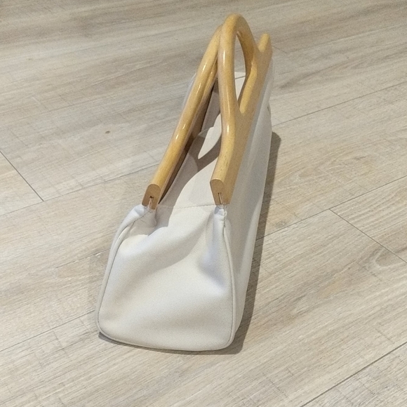 Cute white purse with wooden handles! - Picture 3 of 11